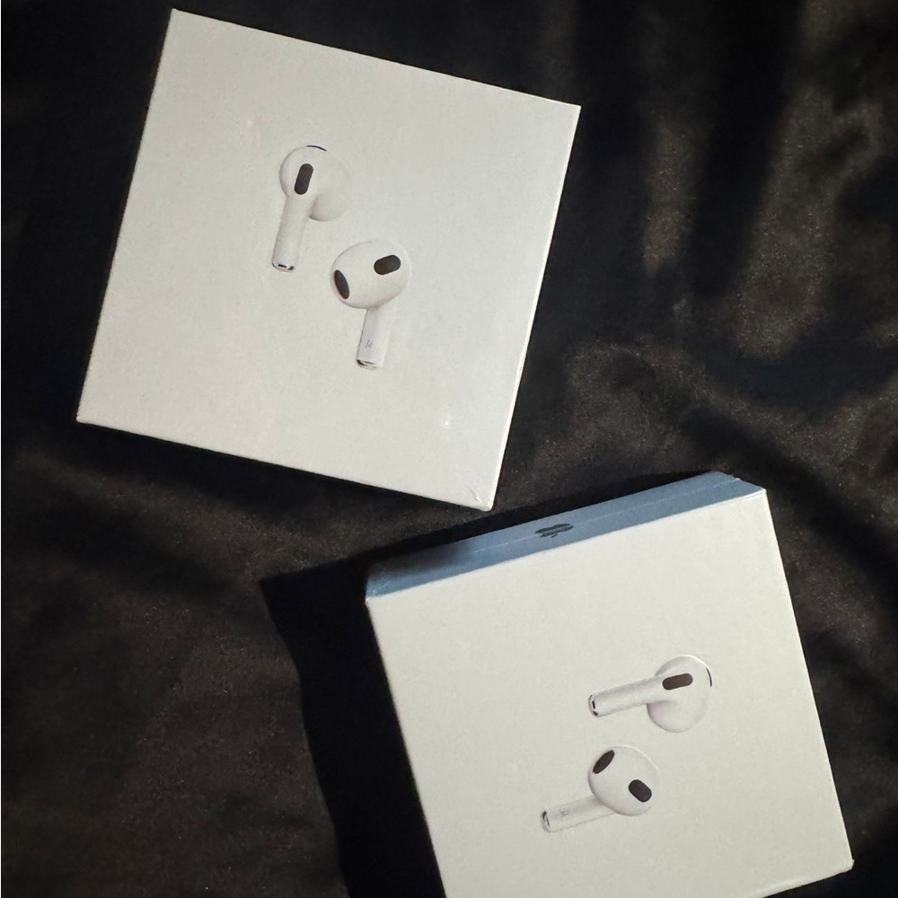 Apple AirPods in Classic White